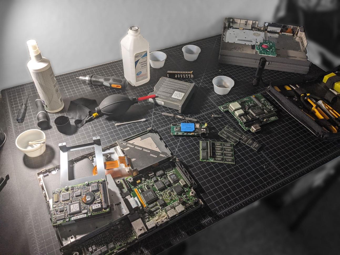 disassembled PowerBook 165c